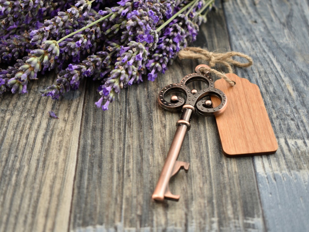 Lavendel und ein alter Schlüssel auf Holz — ein ruhiges, naturverbundenes Stillleben.